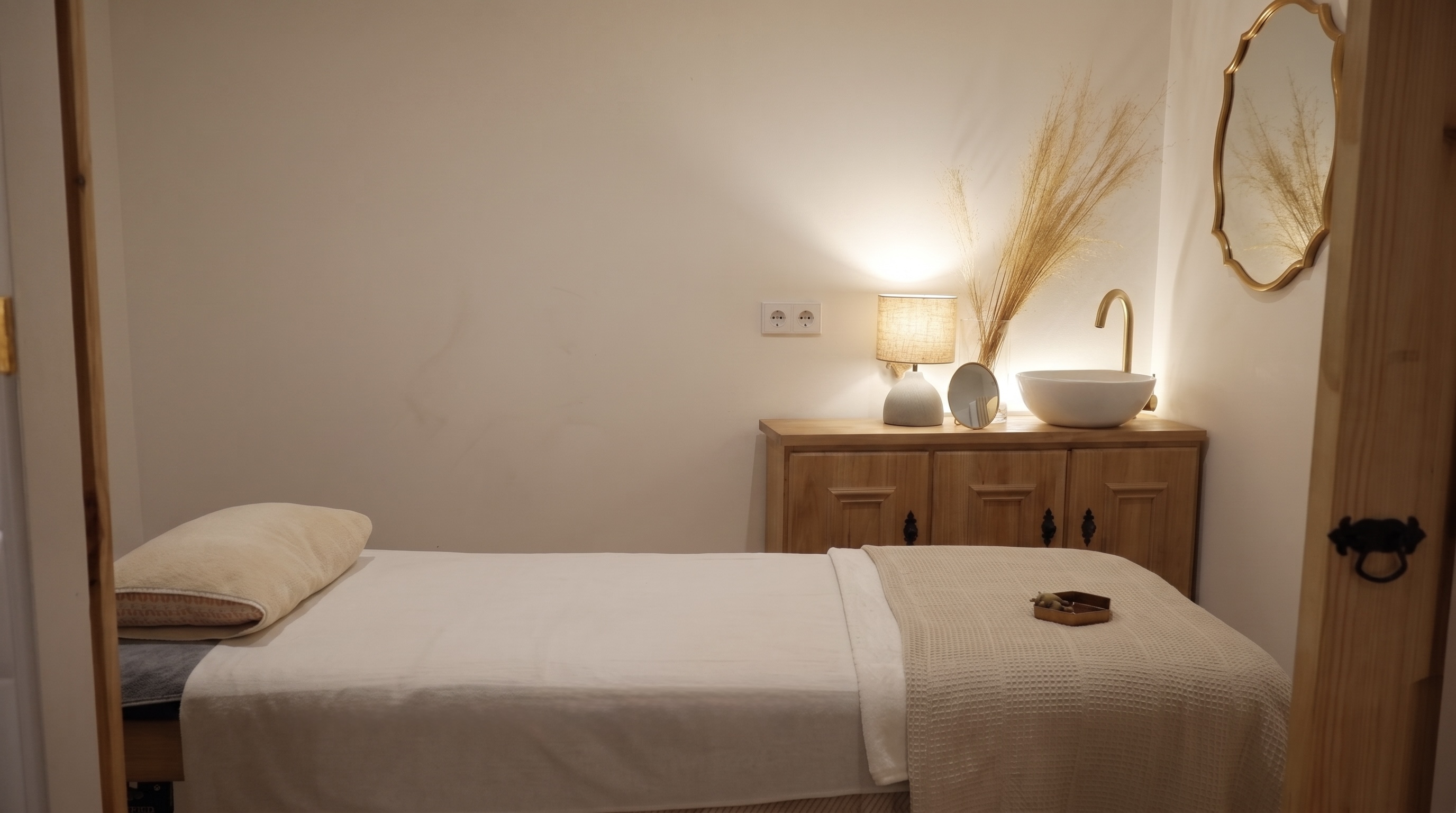Cabina con espejo y herramientas de maderoterapia